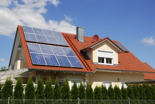 Paneles solares en una casa instalados