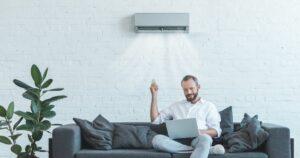 Hombre disfrutando de su aire acondicionado en sus oficinas en Madrid