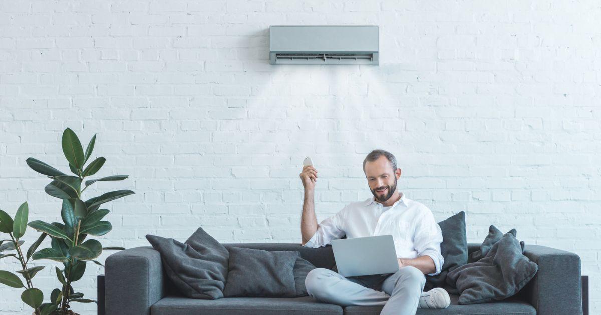 Hombre disfrutando de su aire acondicionado en sus oficinas en Madrid